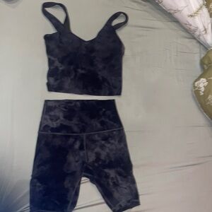 Lulu lemon set-size 4 too and bottom. Gently used